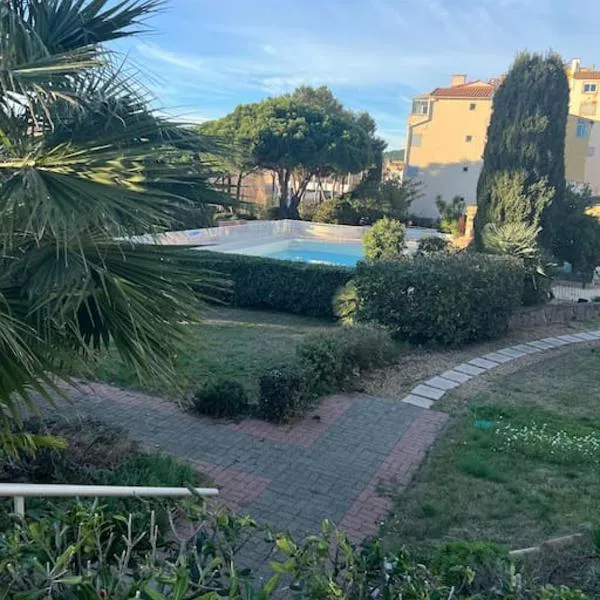 Charmant studio cabin avec piscine., hotel a Cap d'Agde