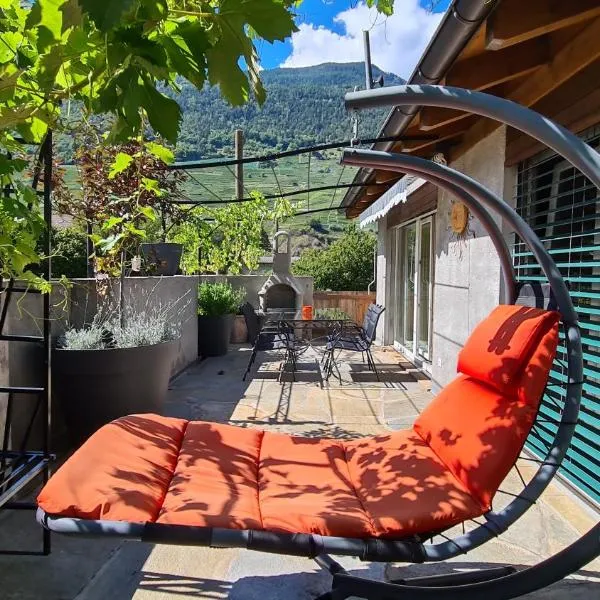 Chez Pewee, beau duplex en ville, parc privé, hotel in Martigny-Ville