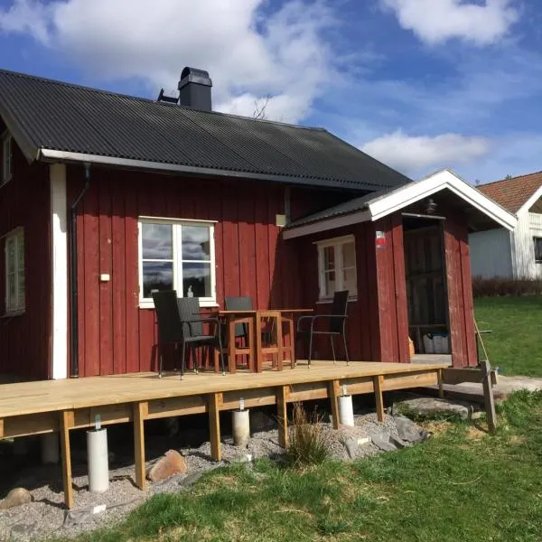 Stuga vid viltåker nära norska gränsen, hotel in Lommeland