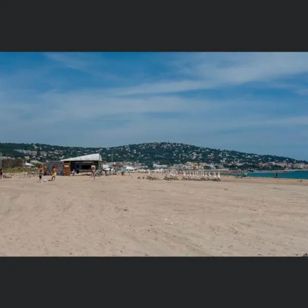 App T2 climatisé , plage 200 m、セットのホテル