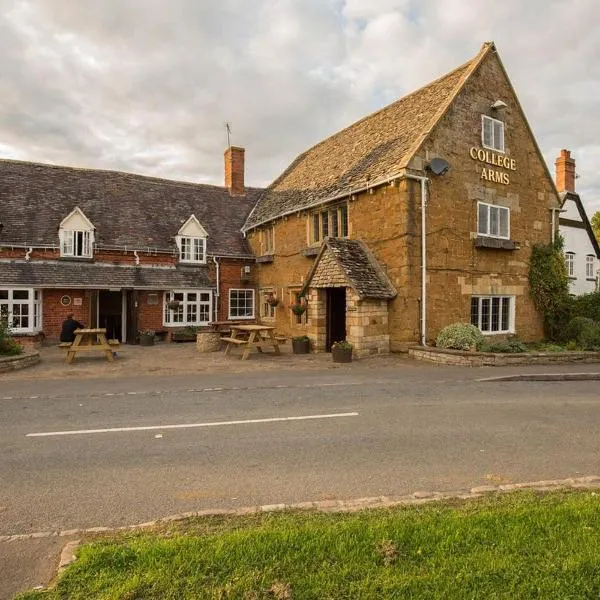 College Arms, hotel in Halford