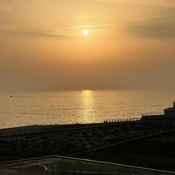 Povoa de Varzim-Sleeps4-Beachfront-Ac-Parking, hotel in Póvoa de Varzim
