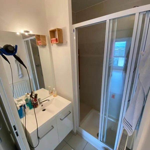 Super chambre avec bureau, hotelli kohteessa Courcouronnes