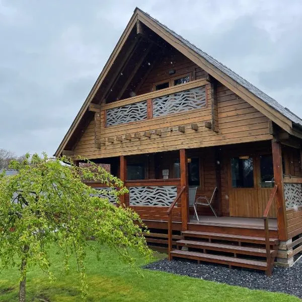 Luxury 3 bedroom, 3 bathroom lodge with hot tub, hotel in Llanfair