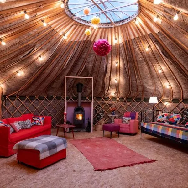 Giant Yurt Sleeping 8 with Spa, Catering, Walled Gardens, Nature Reserve, Free Parking、スカンソープのホテル