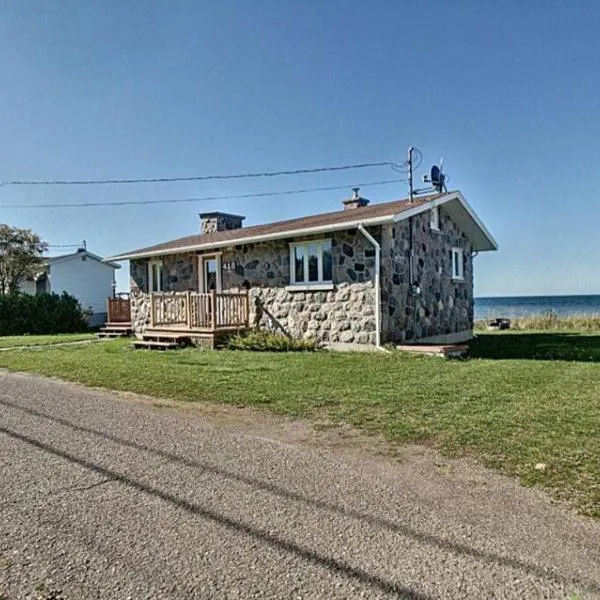 Le petit chalet de pierres, hotel di Sainte-Flavie