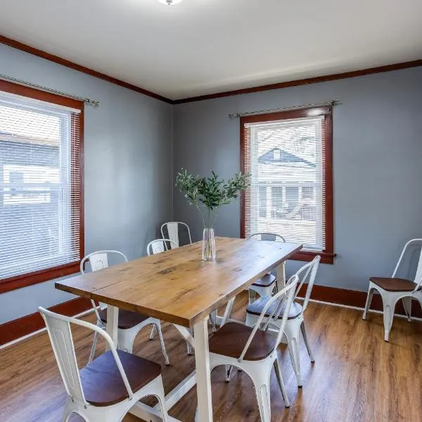 Spacious Home with In-Unit Laundry, Parking, 1GB WiFi, & Patio Deck, hotel v destinaci Rochester