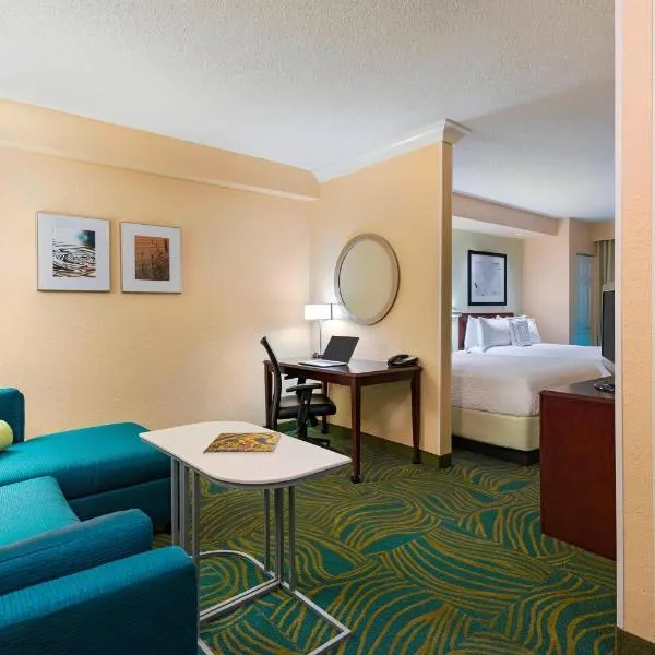 SpringHill Suites Fort Myers Airport، فندق في ليهاي أكريس