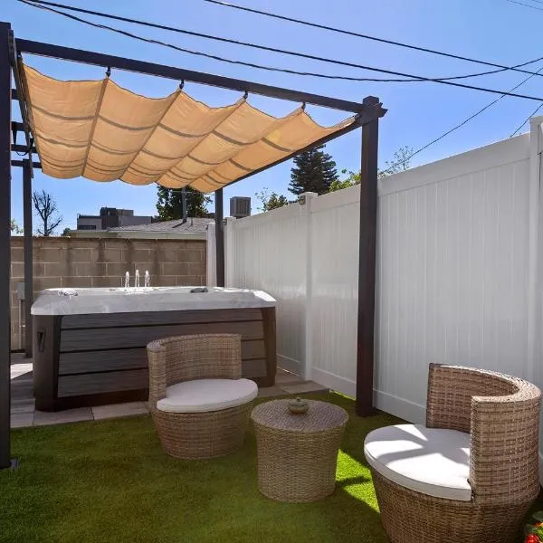 Adorable 3 bedroom with Jacuzzi & more, hotel in Los Angeles
