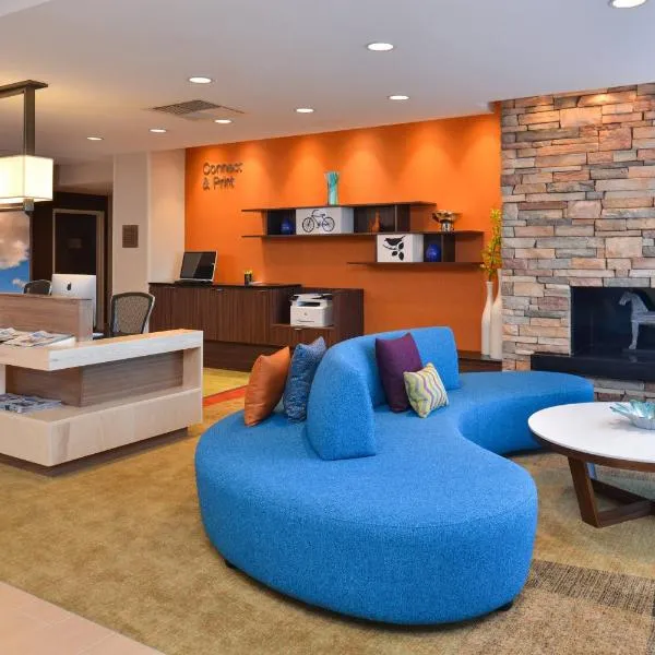 Fairfield Inn & Suites by Marriott Sacramento Airport Woodland، فندق في وودلاند