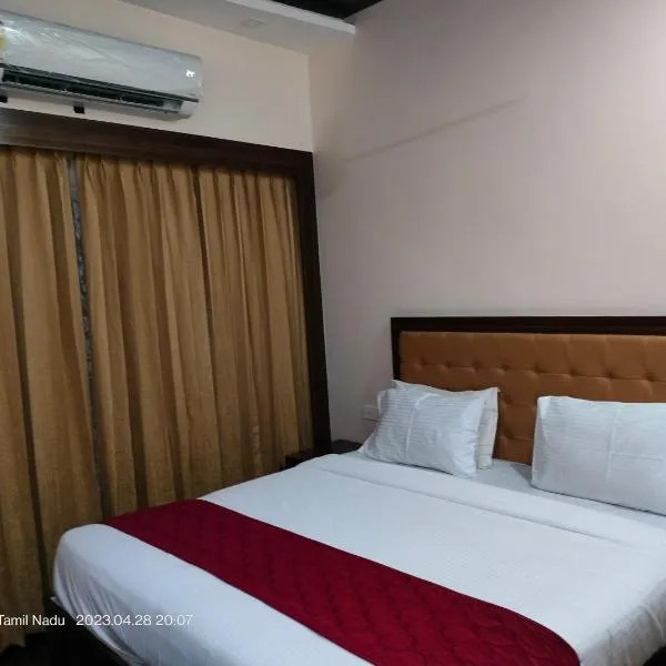 Sivamurugan Hotels, hotel a Tribhuvanam