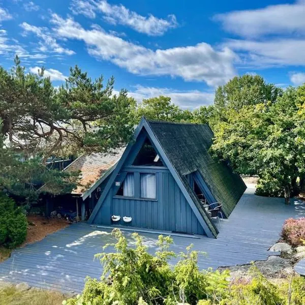 Idyllic Sea Cottage on Justøya Island, Lillesand, hotel a Lillesand