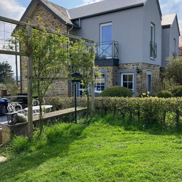 Maison et son jardin situés dans le Condroz, Hotel in Marchin