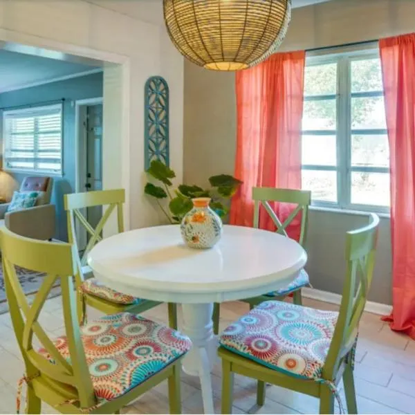 Happy Days at Two Oaks Entire Home Minutes From Beautiful Lake Hollingsworth, hotel in Lakeland