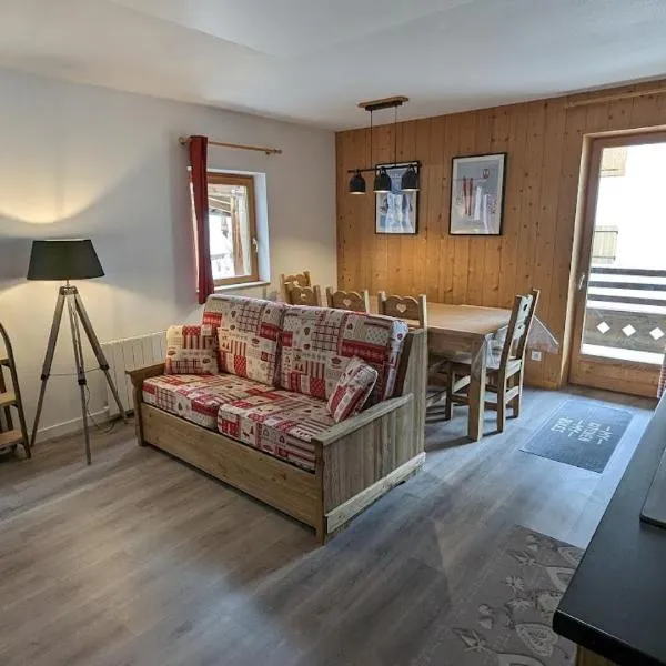 Appartement 6/8 pers à 200 m des pistes - piscine, hotel v destinácii Saint-Sorlin-dʼArves