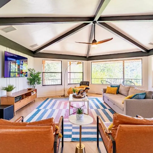 Secluded Mtn Top Family Haven w/Views Spa & Arcade, hotel a Three Rivers