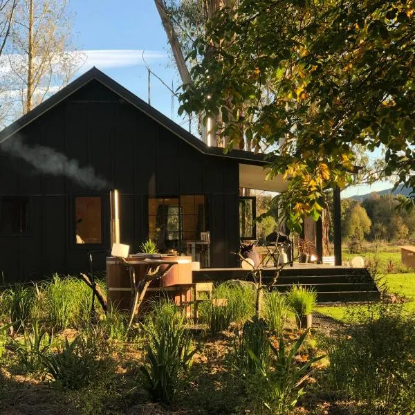 Fiery Peak Eco-Retreat with Stargazing & Hot tub, hotel in Geraldine