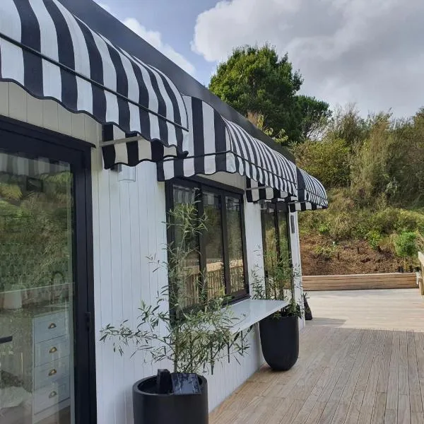 Tiny house with greenhouse dining, hotel in Lower Hutt