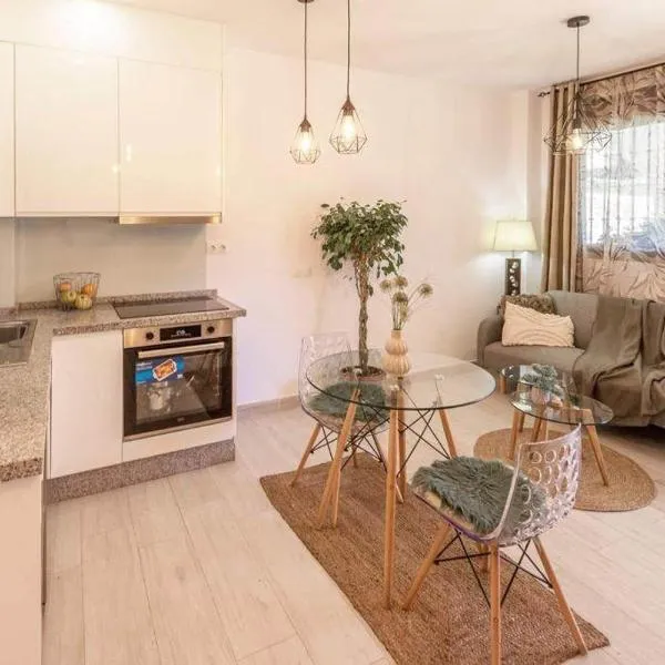 Beautiful and elegant one bedroom apartment, Hotel in Fuengirola