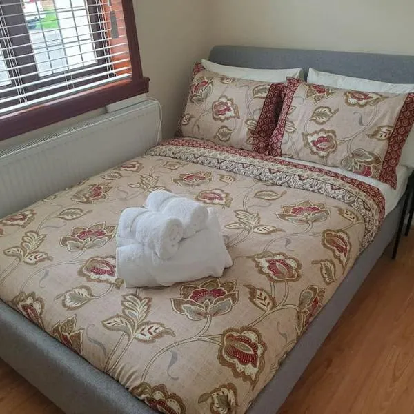 London Luxury 6 Bedroom Family House Sleeps 12 people Parking for 4 Cars Close to tube., hotel v destinaci Chigwell