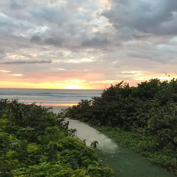 Linda Casa frente mar, pé na areia, Itapema SC, Ar, Wi-fi, Smart Tv, hotel v destinaci Itapema