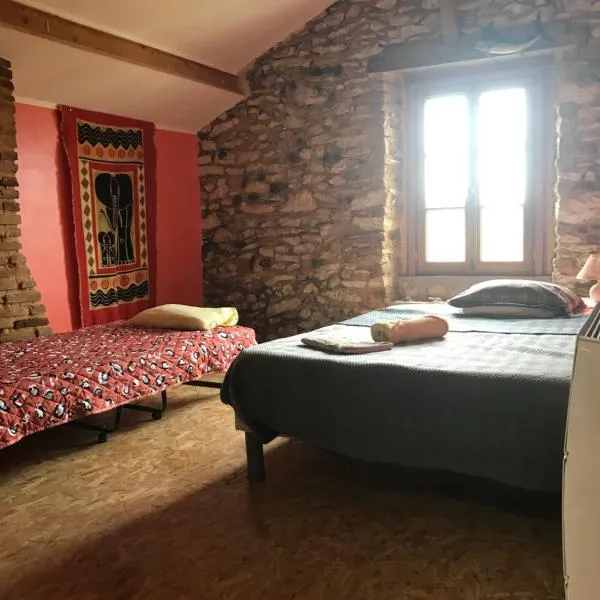 Chambre chez l'habitant Corail cuisine et sdb partagées, hotel in Sainte-Colombe