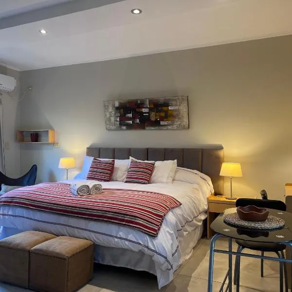 Los Plátanos cabañas & suites: Castelar'da bir otel