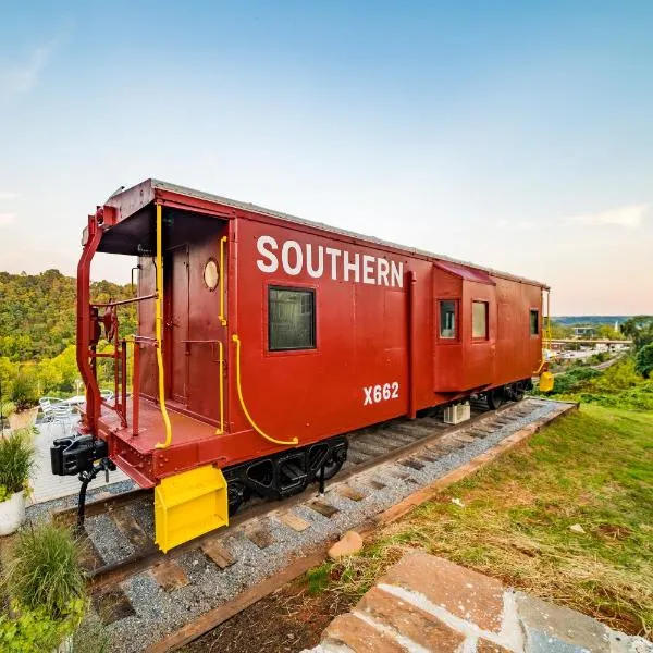 Train Caboose & River Views Near Downtown, hotell i Amherst