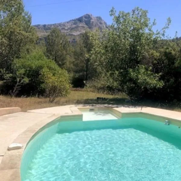 Mas Provençal au pied de la sainte Victoire à 8 k d'Aix en provence, hotel v destinaci Beaurecueil
