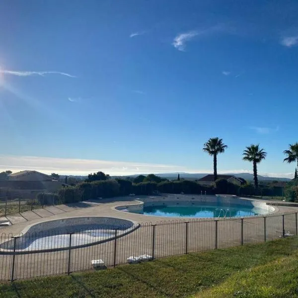 Duplex 6 pers proche circuit Paul Ricard Le Castellet avec piscine, hotel v destinaci Signes