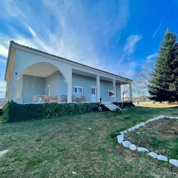 Peaceful cottage with incredible panoramic view, hótel í Nestorio