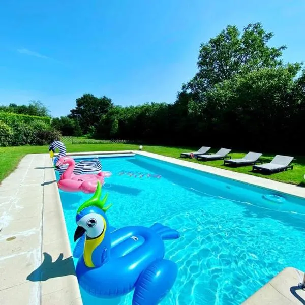 Maison avec piscine au calme, hotel in Ruillé-en-Champagne