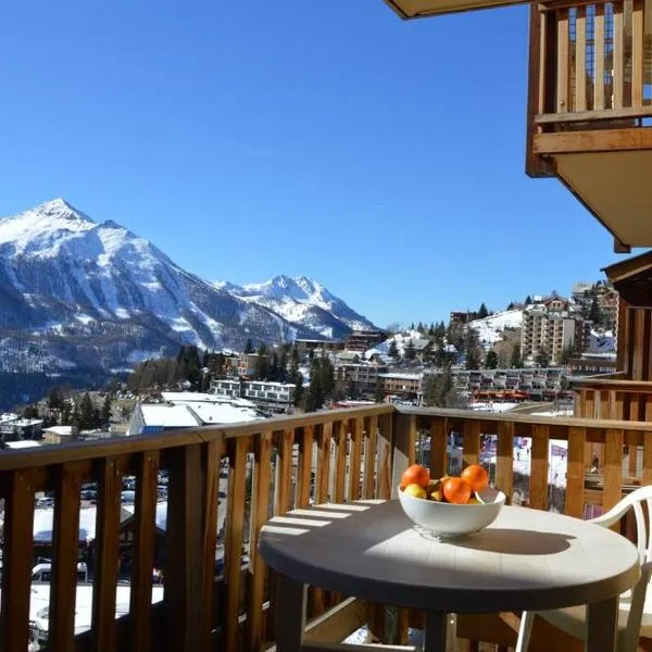 T2 6 p - Pieds des pistes - résidence avec piscine, hotel a Orcières