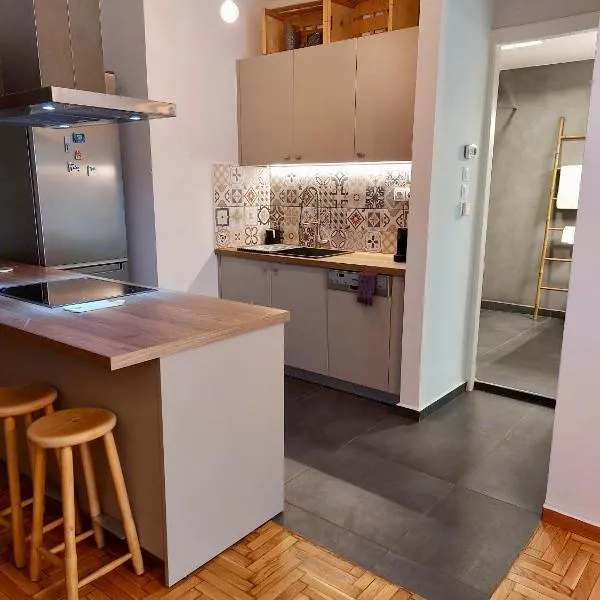 Christina-Anna Athens City Center walking distance to everywhere and Acropolis, in One of the most Favorable Locations by National Gardens and Zoo, Hellenic Parliament in Syntagma and Stylish Exquisite Kolonaki Cozy Renovated Apartment، فندق في أثينا