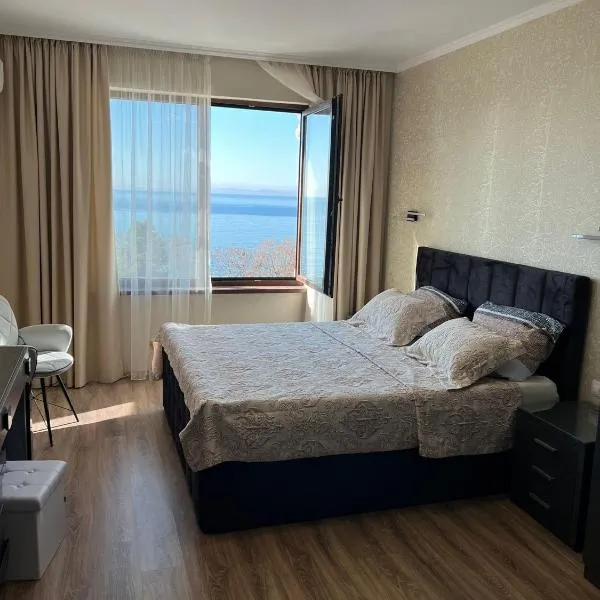 Luxury Seaview Penthouse Apartments at Valencia Gardens、ブルガスのホテル