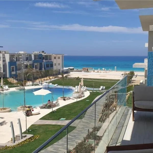 Fouka Bay North Coast 2BRs Modern Style Serviced Apartment with Open Pool & Sea View, hotel v destinaci Mersa Matruh