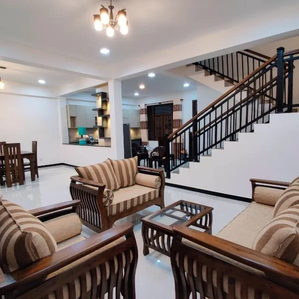Highway Twin Home East wing, hotel v destinaci Kadawata