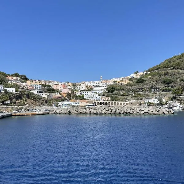 Casa Spaziosa al centro di Ustica, hotel in Ustica