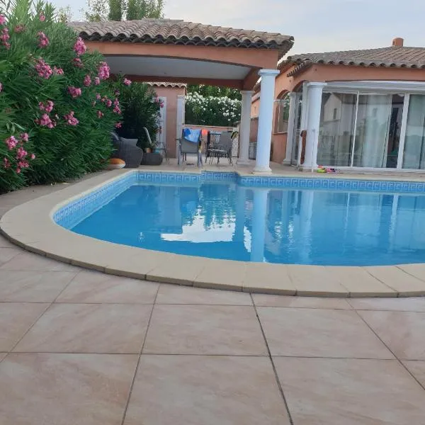 Villa plain pied avec piscine privée 8 personnes、ラ・クロのホテル