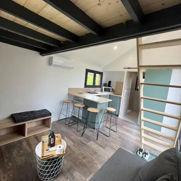 Tiny House L’œil des Dômes، فندق في Saint-Pierre-le-Chastel