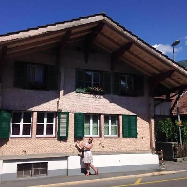 Cosy apartment in heritage protected swiss chalet โรงแรมในMatten