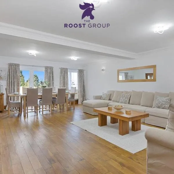 The Roost Group - 8-Bed Home - Hot Tub WiFi Parking, hotel en Gravesend