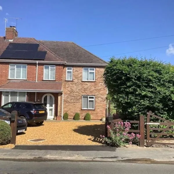 Cotswold edge guest suite with Broadway Hill view, hotelli kohteessa Badsey