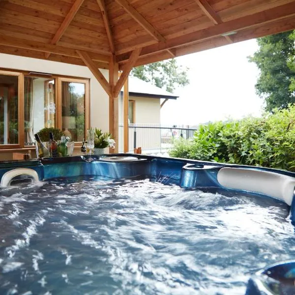 Upper Gelli Luxury Holiday Lodge, Converted Dairy & Cosy Shepherds Huts, hotel in Welshpool