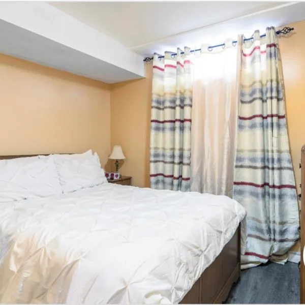 Serenity & memorable Cozy Lower Level Apartment in TownHouse Private Entrance, מלון בLuskville