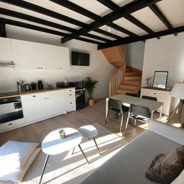 Appart rénové en duplex avec terrasse et garage, khách sạn ở Bouleurs