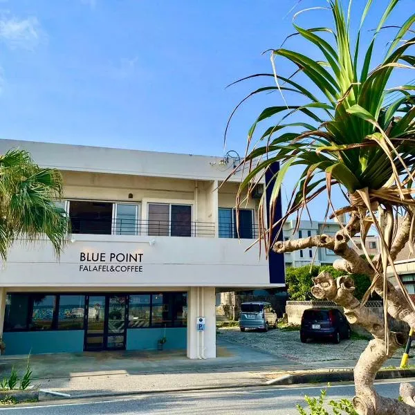 Ocean Front Condo BLUE POINT OKINAWA, hotel i Jima