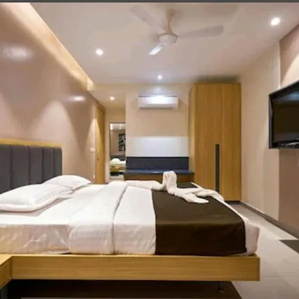 Elite Inn, Kolhapur, 100 Mts from Railway Station, hotel in Wadgaon