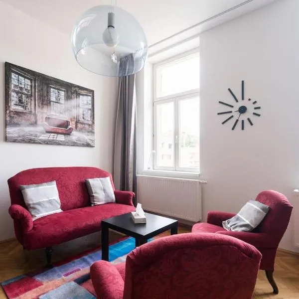Stylový byt s červenou pohovkou kousek od hlavního nádraží, hotel v destinaci Brno