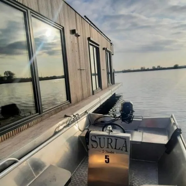 Houseboat "Surla Aqua Zen" Kagerplassen with FREE tender, hotel in Warmond
